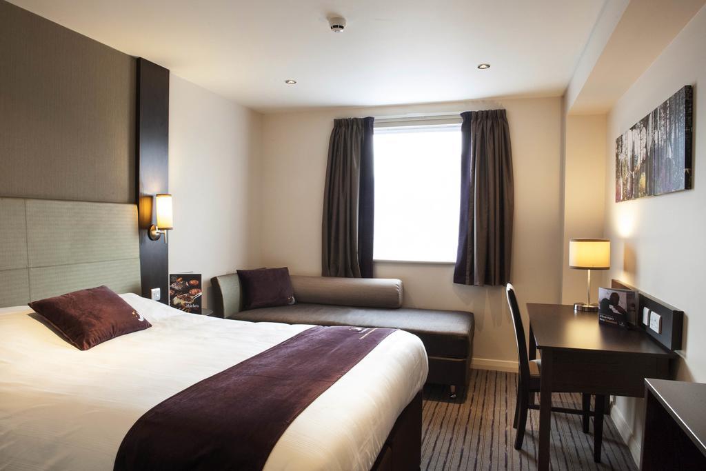 Premier Inn Manchester - Swinton Exterior foto