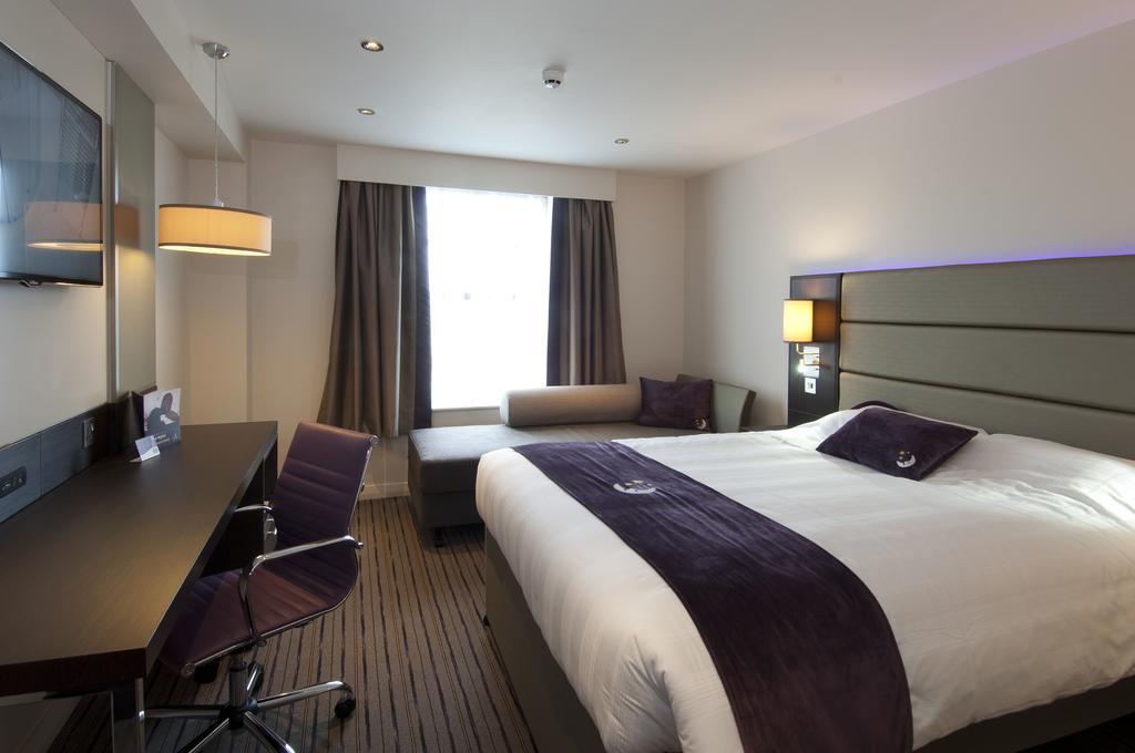 Premier Inn Manchester - Swinton Habitación foto