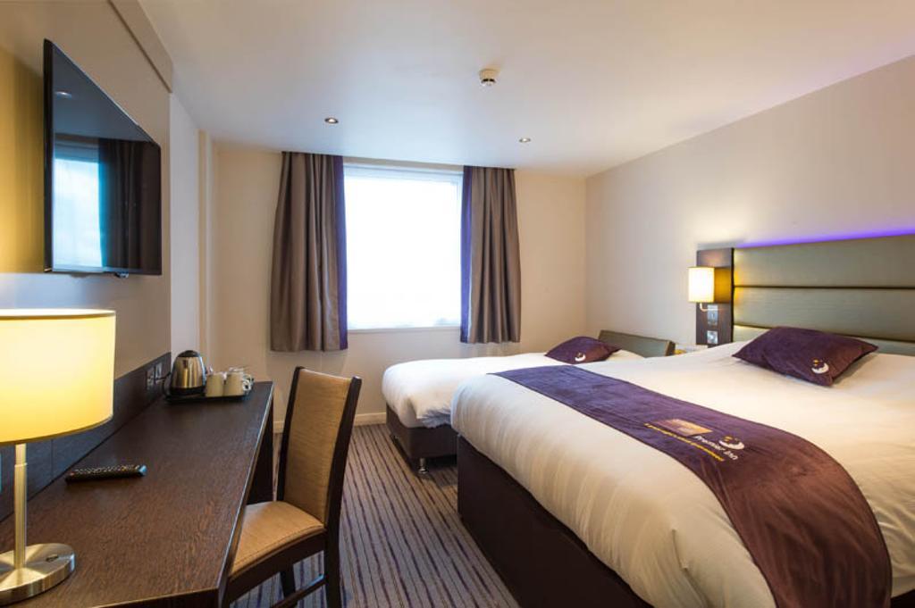 Premier Inn Manchester - Swinton Exterior foto